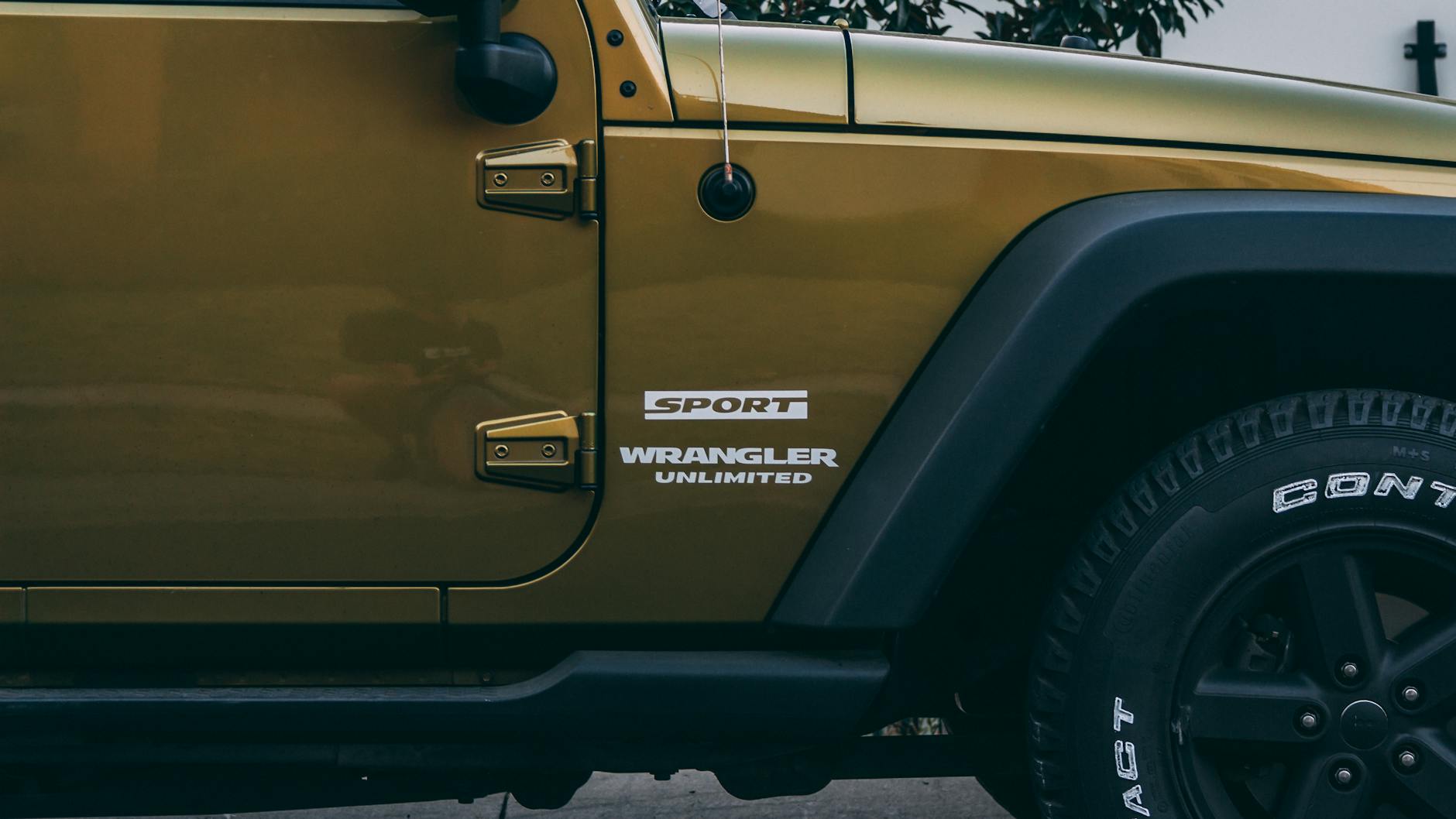 Miejski SUV o terenowym wyglądzie zaparkowany przy ulicy