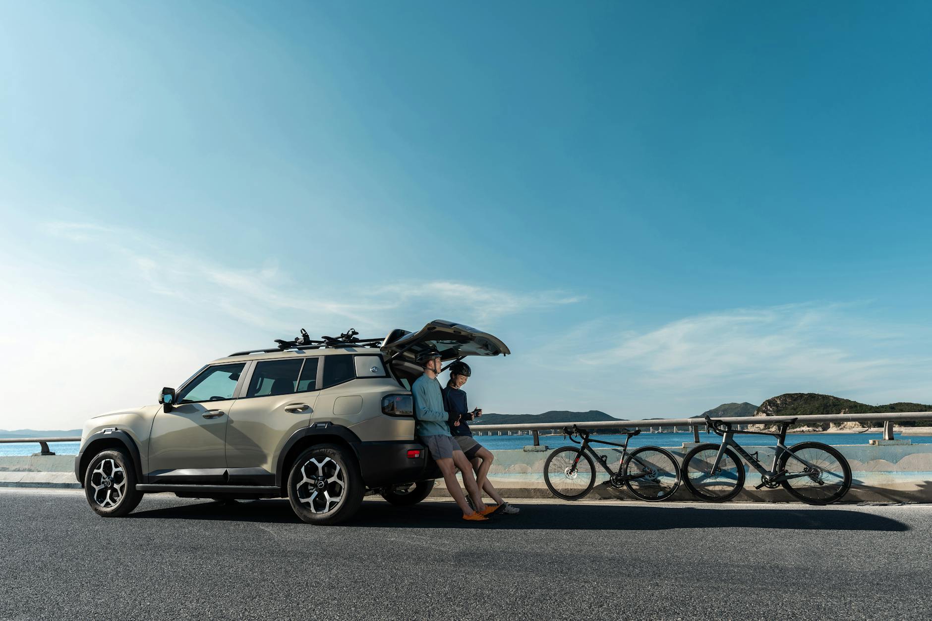 SUV z rowerami na bagażniku zaparkowany nad morzem podczas rodzinnej wyprawy