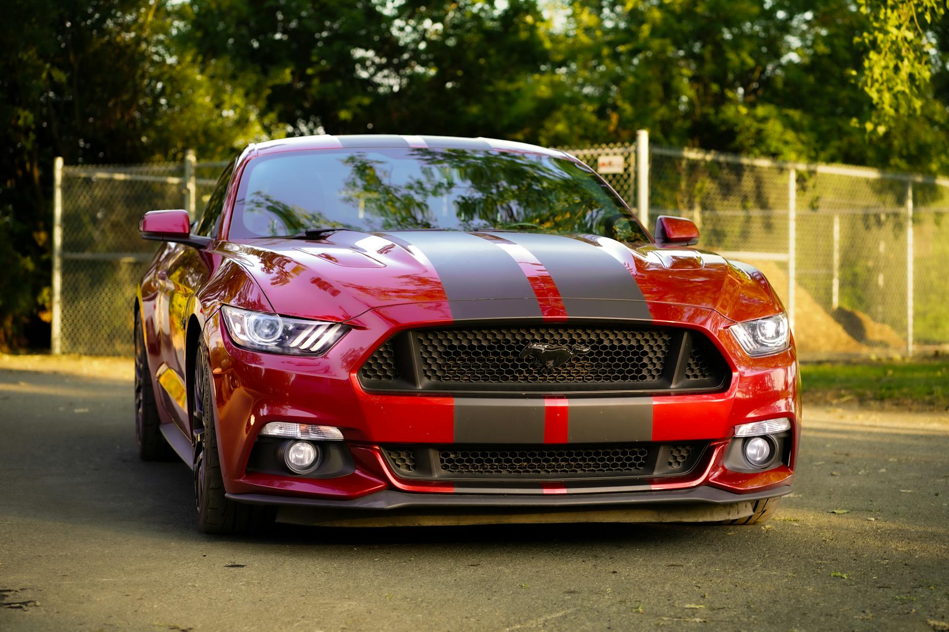 Czerwone Ferrari z pasami wyścigowymi zaparkowane na ulicy w Kanadzie