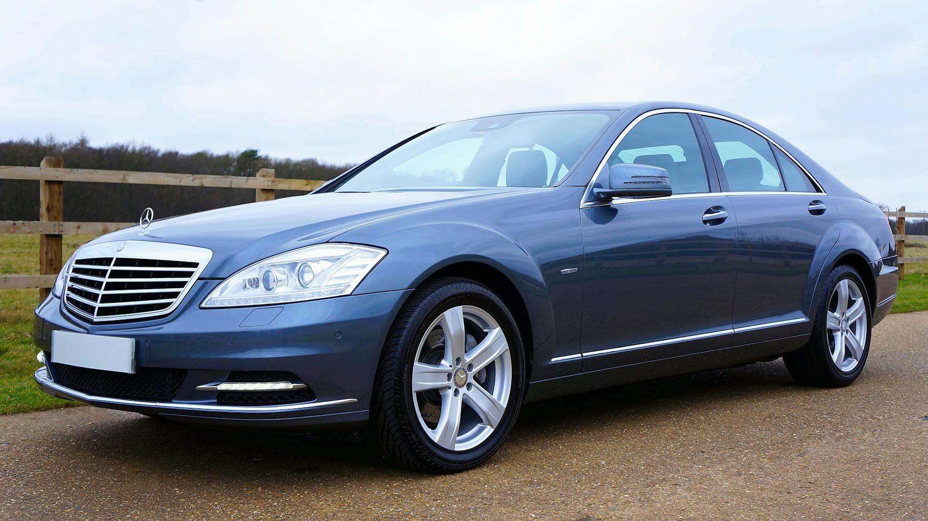 Niebieski Mercedes-Benz sedan zaparkowany na ulicy w Wielkiej Brytanii