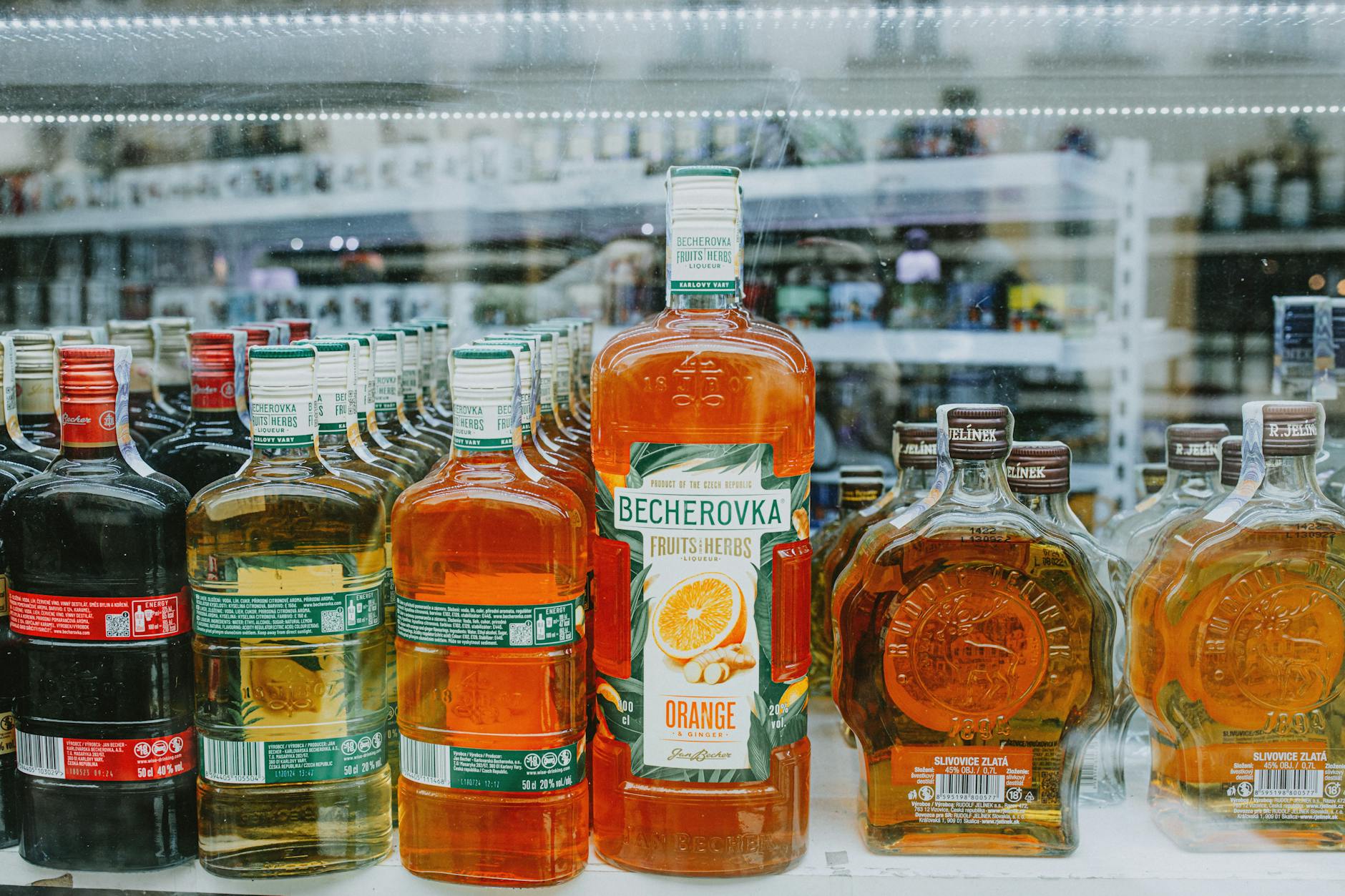 Kolorowe butelki alkoholu na półce sklepowej
