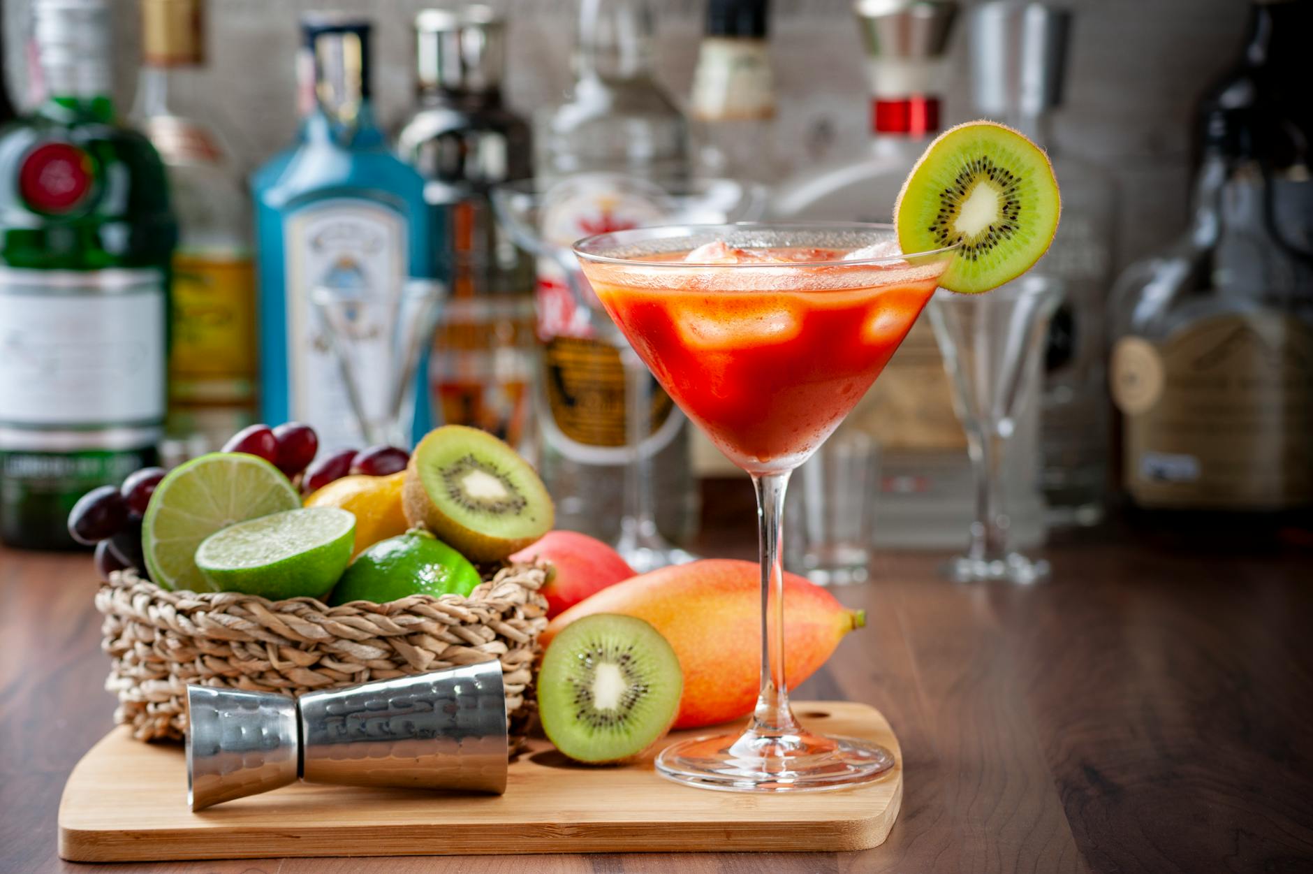 Kolorowy koktajl z kiwi w otoczeniu świeżych owoców na drewnianym barze