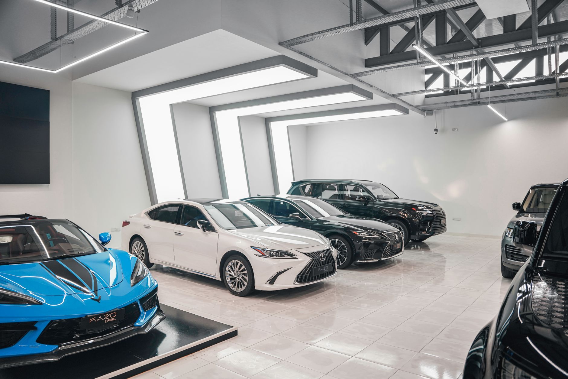 Luksusowe auta Aston Martin w nowoczesnym salonie dealerskim
