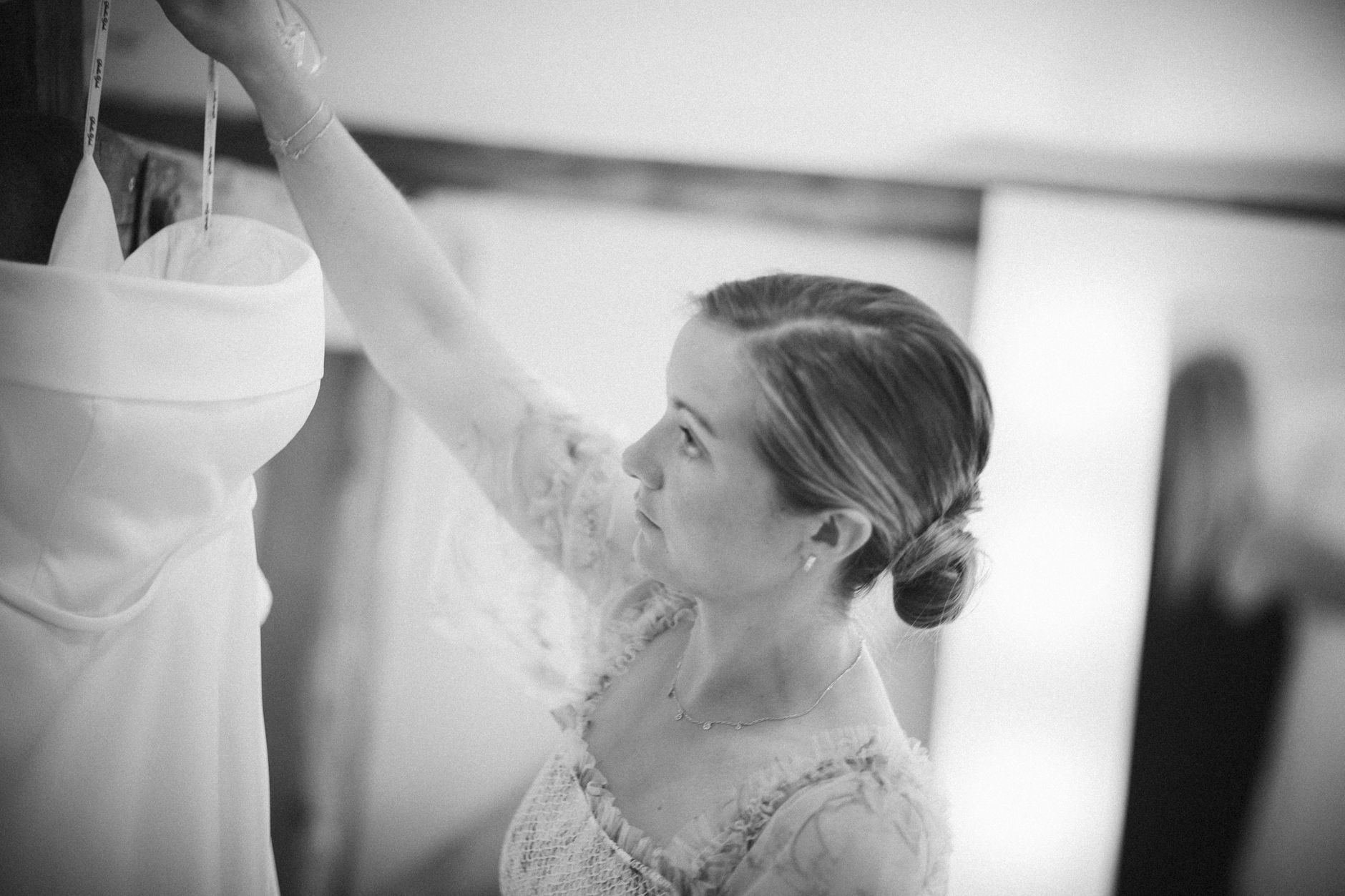 Panna młoda wybiera prostą, elegancką suknię ślubną w salonie