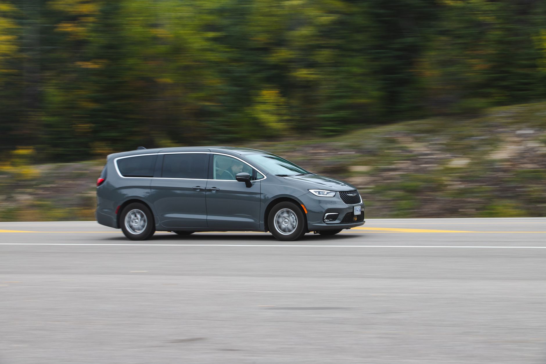 Renault Espace jedzie po malowniczej drodze otoczonej zielenią
