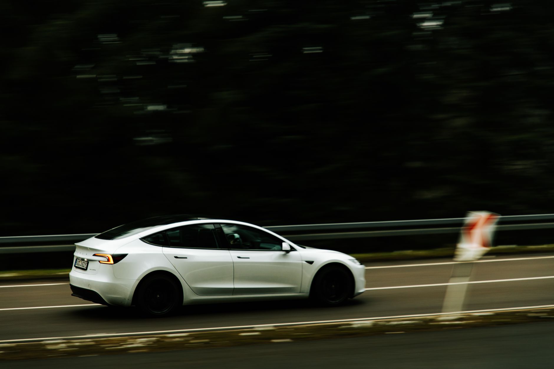 Tesla w ruchu na europejskiej autostradzie podczas roadtripu