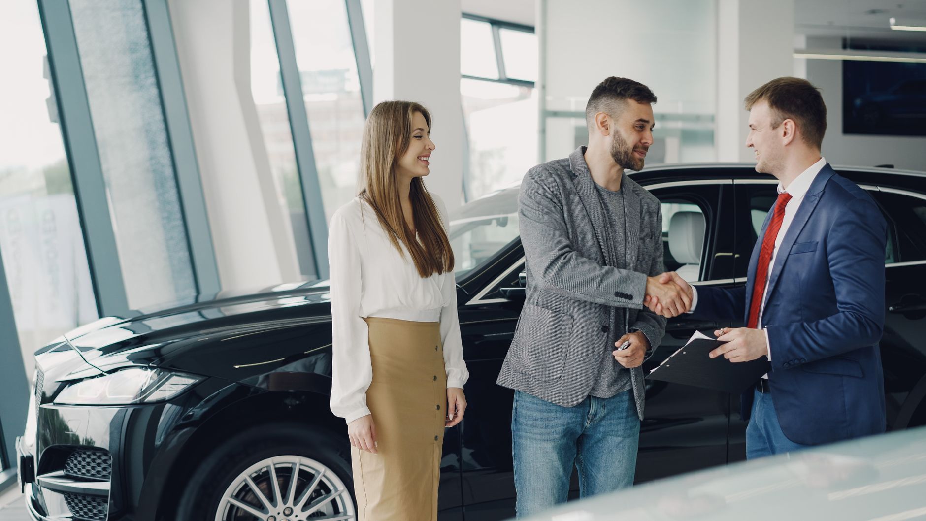 Klient podaje dłoń dealerowi Maserati przy finalizacji zakupu w salonie