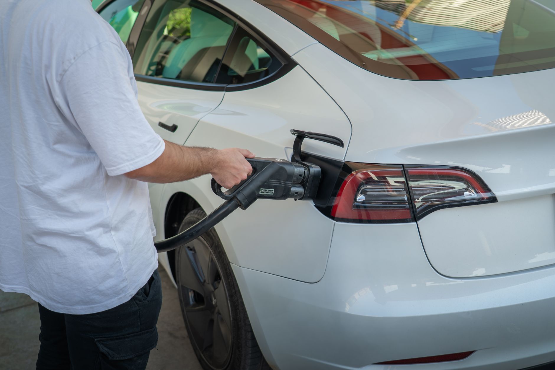 Samochód elektryczny ładowany przy publicznej stacji ładowania