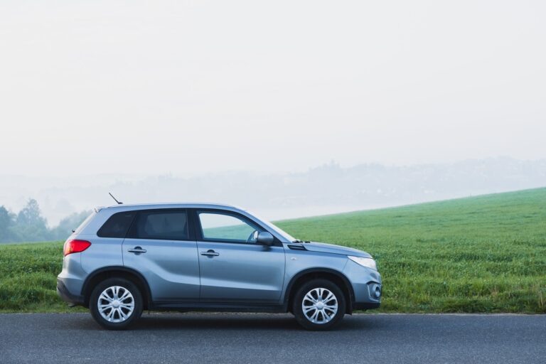 Srebrny SUV zaparkowany na mglistej wiejskiej drodze w Czechach