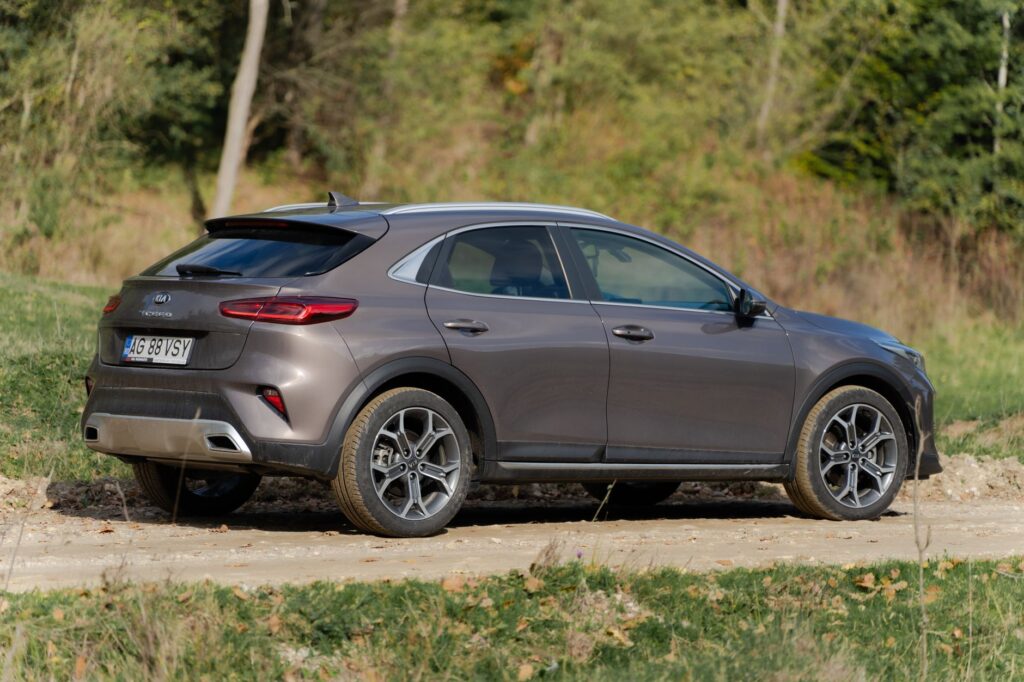 Szary crossover SUV zaparkowany na słonecznej wiejskiej drodze