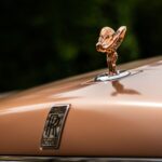 Używany Rolls-Royce: co sprawdzić przed zakupem, aby uniknąć kosztownych napraw Zbliżenie emblematu