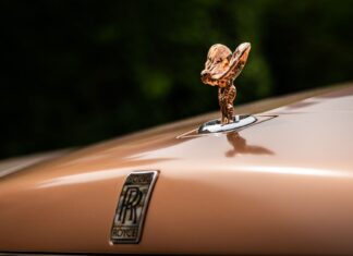 Używany Rolls-Royce: co sprawdzić przed zakupem, aby uniknąć kosztownych napraw Zbliżenie emblematu