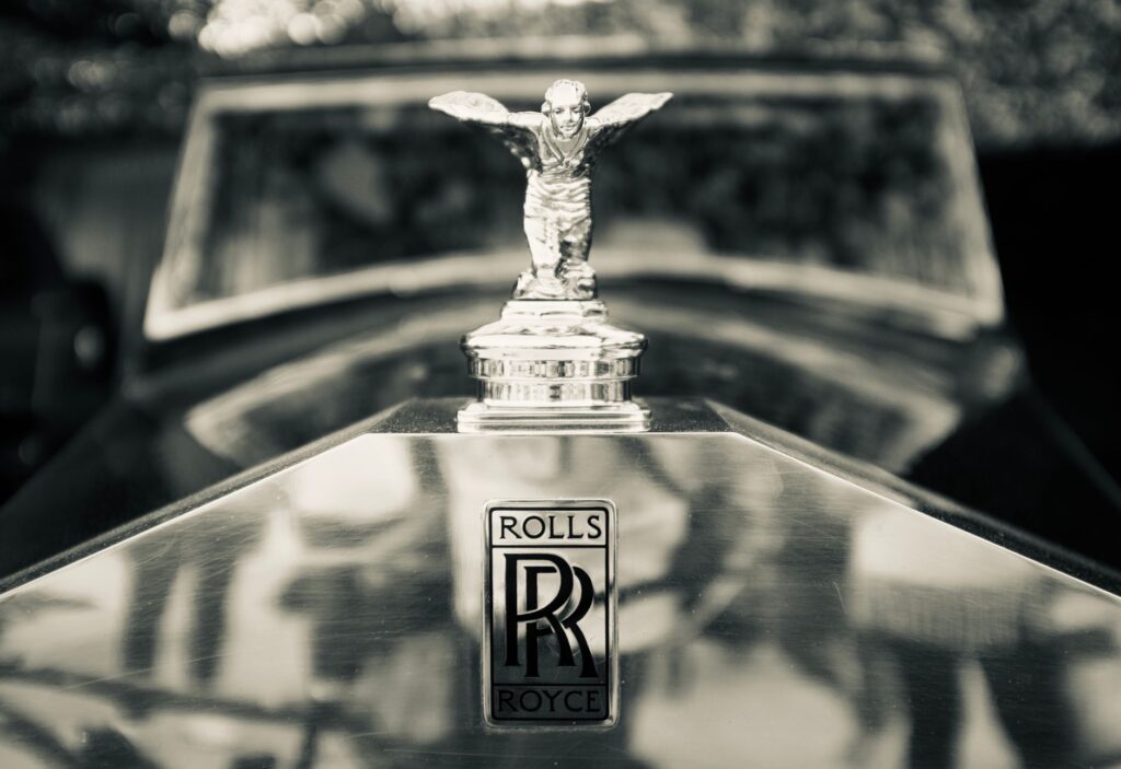 Zbliżenie na figurkę Spirit of Ecstasy na masce Rolls-Royce'a
